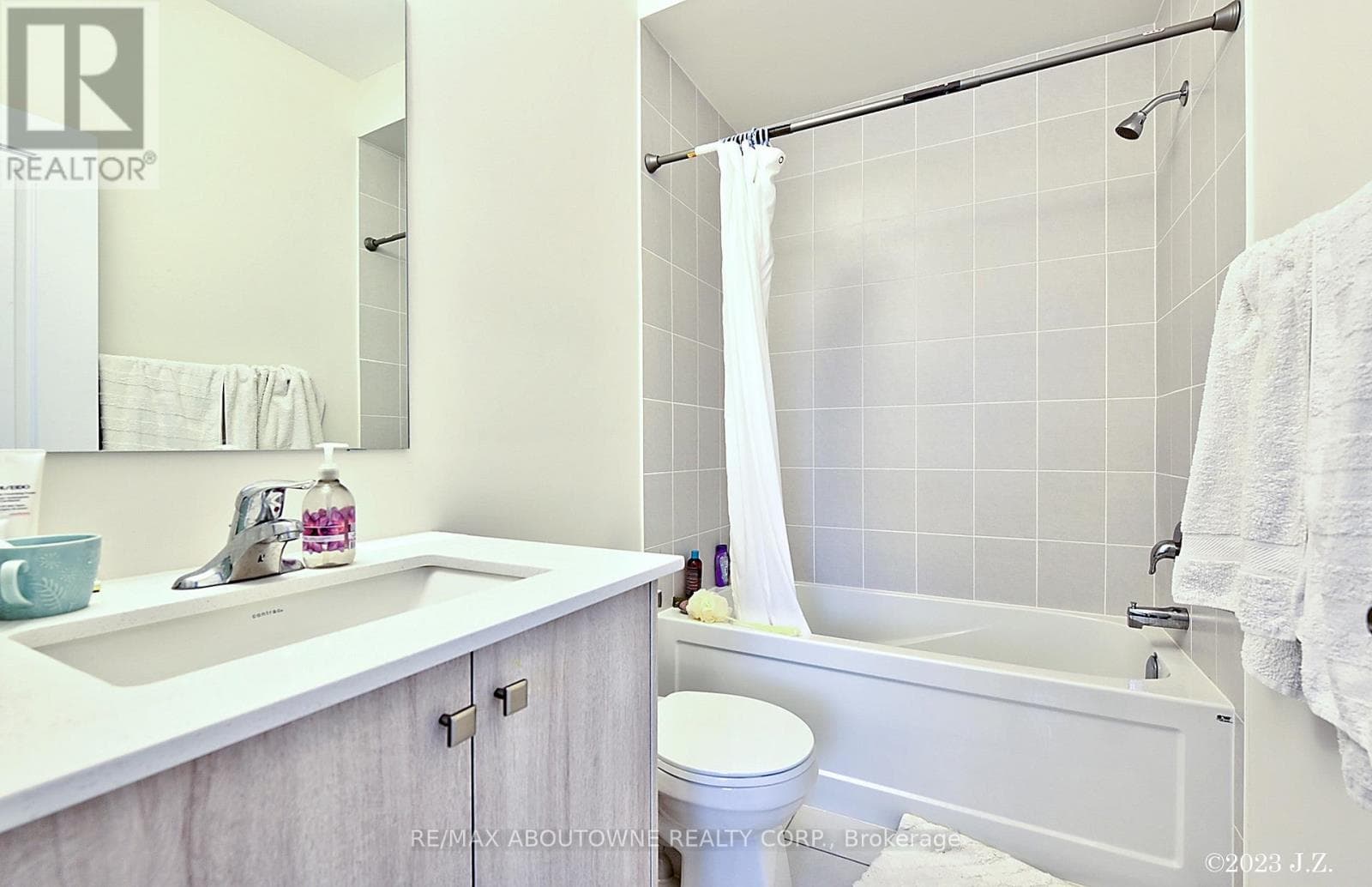 Single Family at UNIT 1- 1197 Stag Hollow, Oakville (GA Glen Abbey), Ontario - Photo 4 - RE/MAX Garden City Realty
