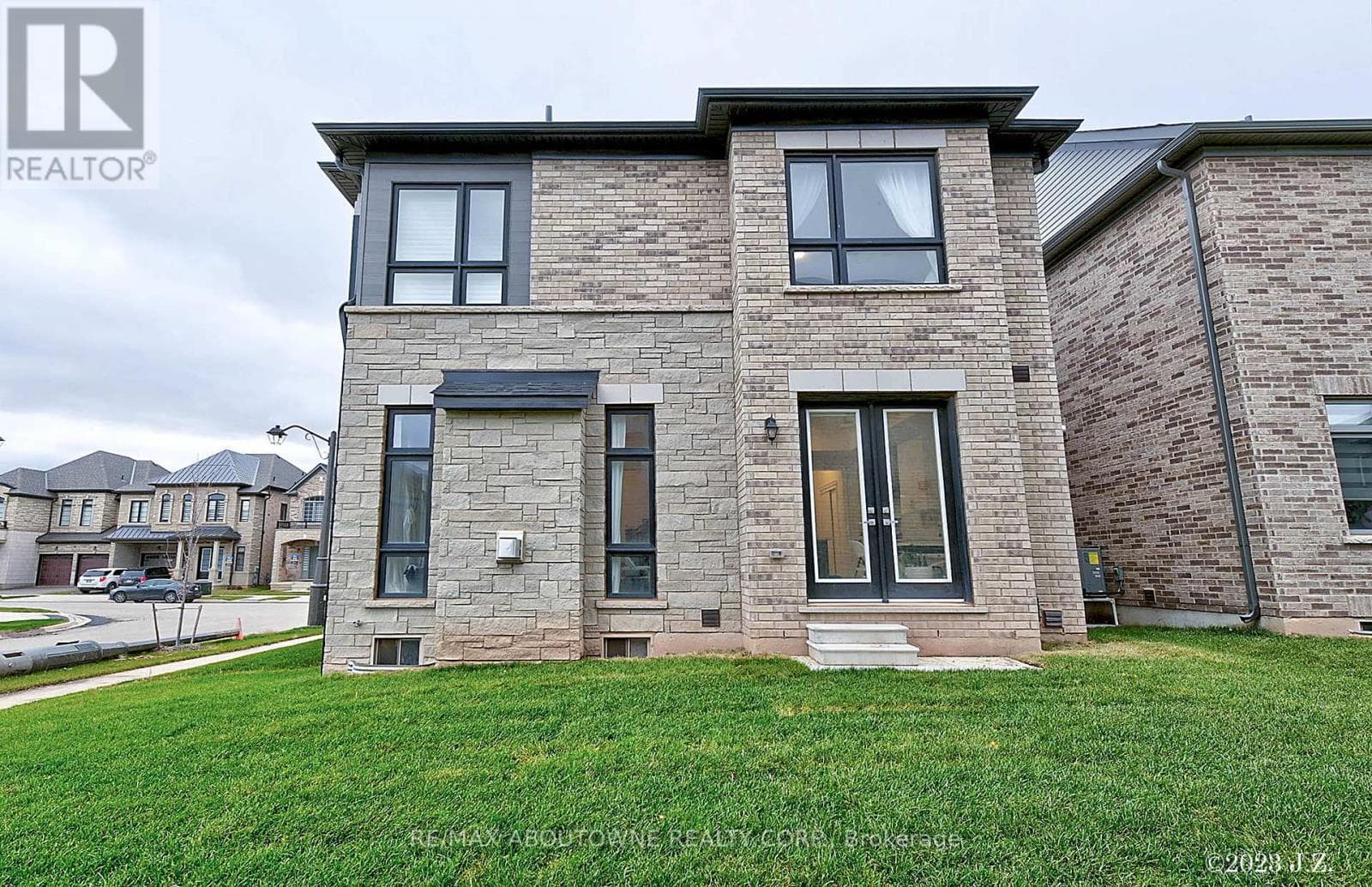Single Family at UNIT 1- 1197 Stag Hollow, Oakville (GA Glen Abbey), Ontario - Photo 10 - RE/MAX Garden City Realty