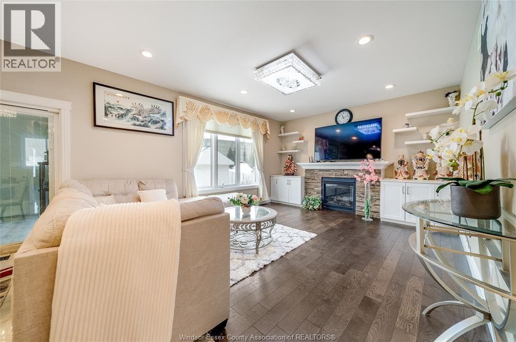 Single Family at 2280 DANDURAND, Windsor, Ontario - Photo 7 - RE/MAX Garden City Realty