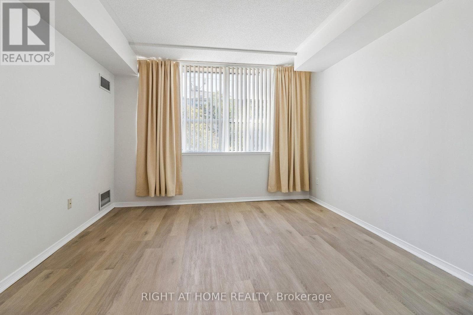 Single Family at 106- 7398 Yonge Street, Vaughan (Crestwood-Springfarm-Yorkhill), Ontario - Photo 10 - RE/MAX Garden City Realty