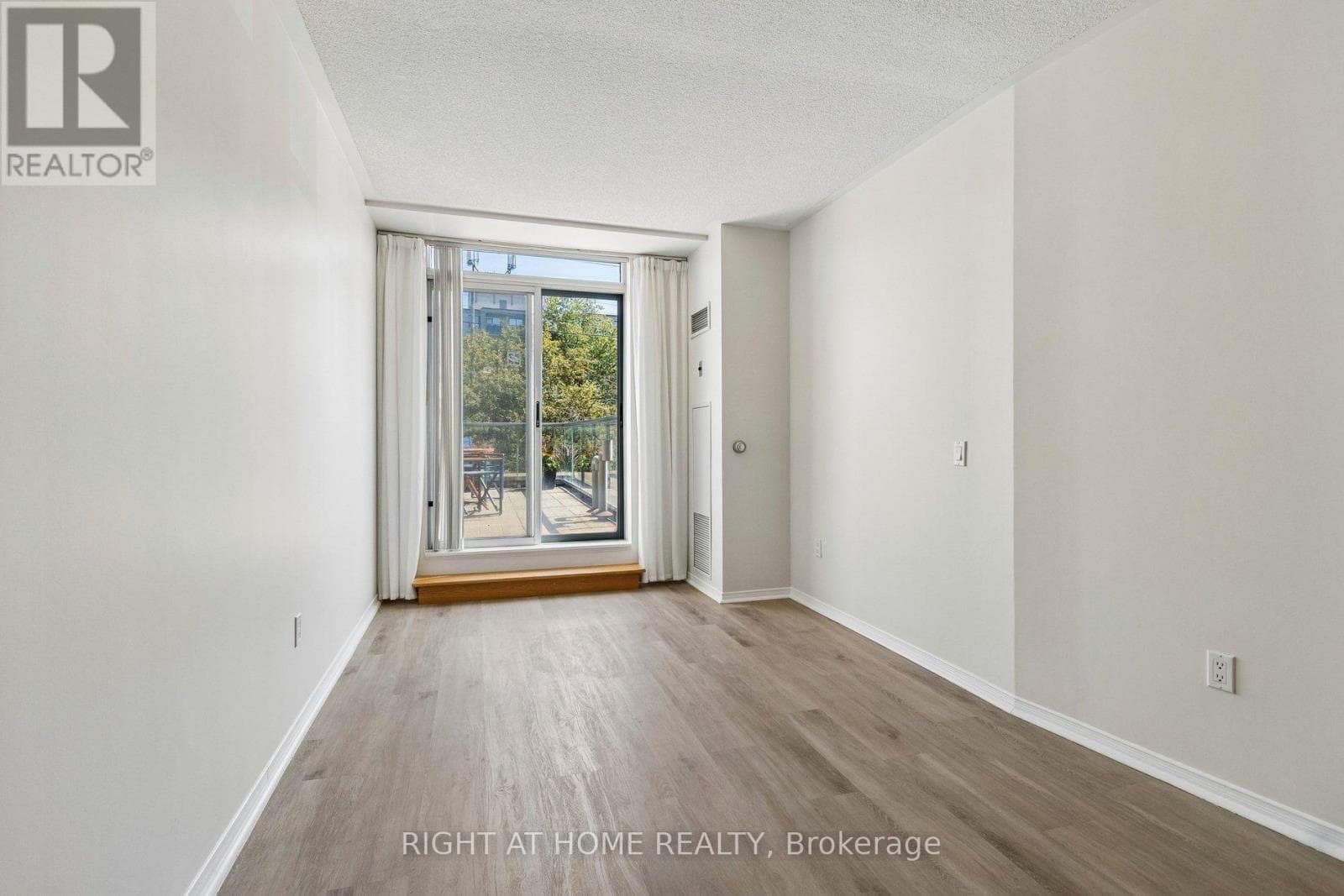 Single Family at 106- 7398 Yonge Street, Vaughan (Crestwood-Springfarm-Yorkhill), Ontario - Photo 4 - RE/MAX Garden City Realty