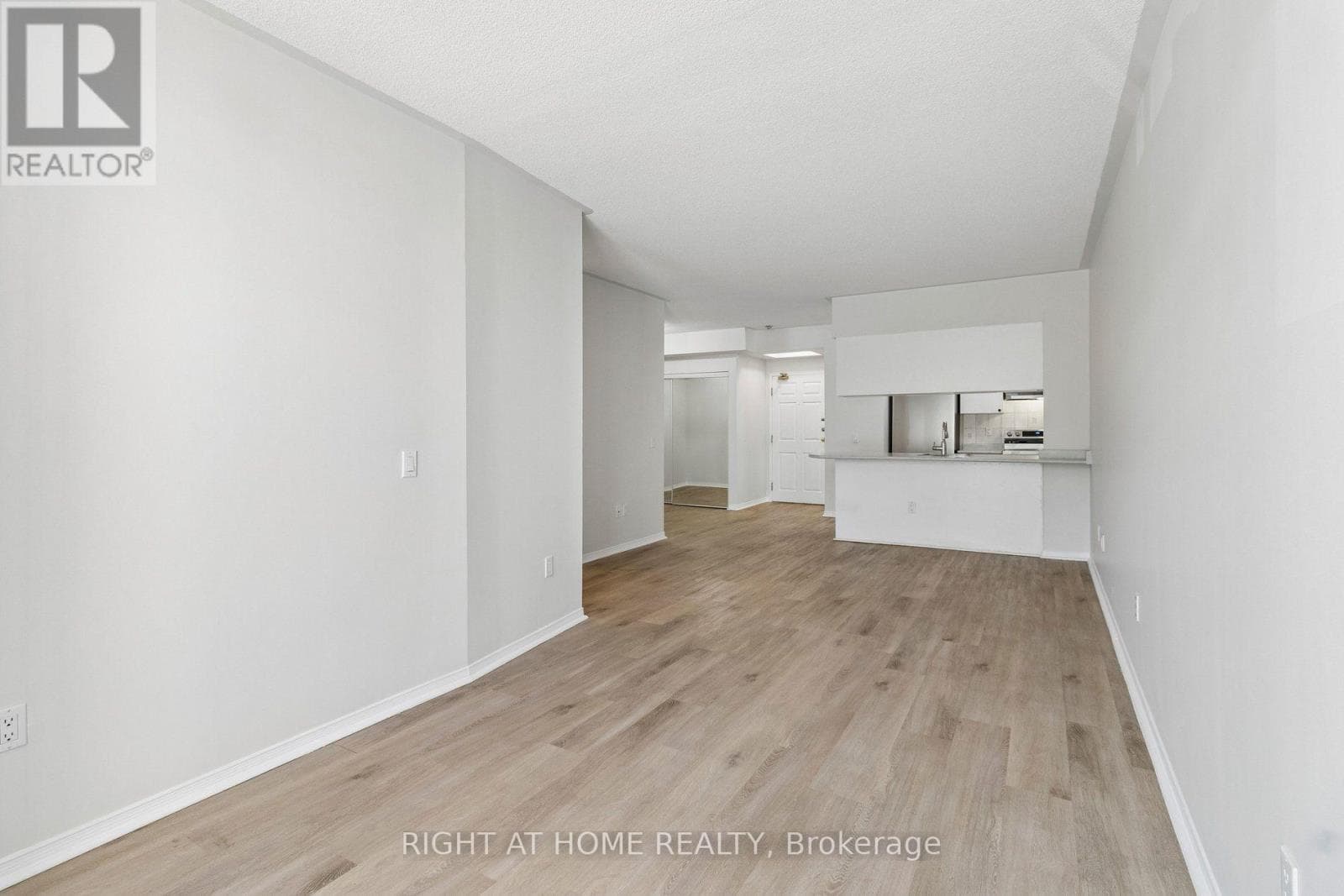 Single Family at 106- 7398 Yonge Street, Vaughan (Crestwood-Springfarm-Yorkhill), Ontario - Photo 5 - RE/MAX Garden City Realty