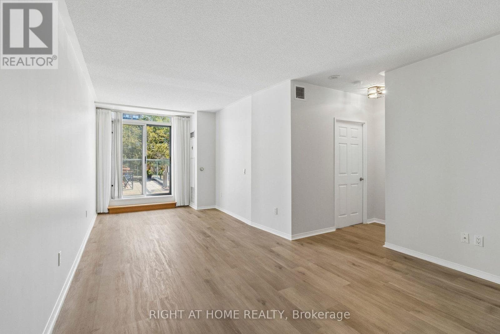 Single Family at 106- 7398 Yonge Street, Vaughan (Crestwood-Springfarm-Yorkhill), Ontario - Photo 9 - RE/MAX Garden City Realty