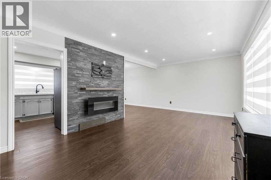 Single Family at 5 ARMOUR Drive, Welland, Ontario - Photo 4 - RE/MAX Garden City Realty