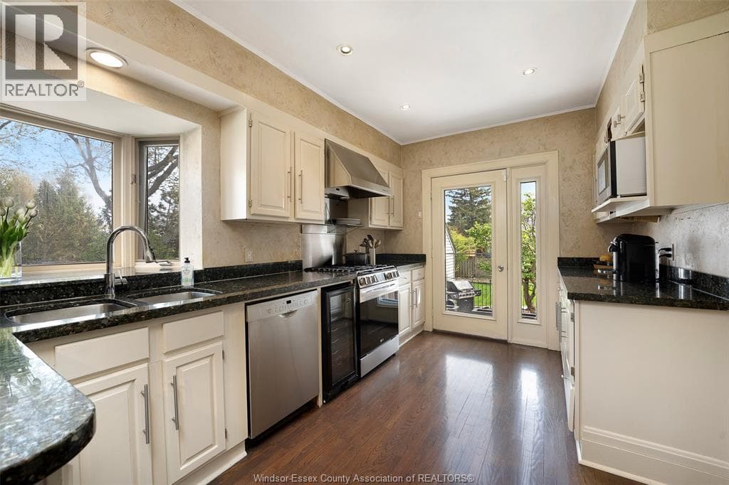 Single Family at 7505 Riverside Drive, Windsor, Ontario - Photo 10 - RE/MAX Garden City Realty