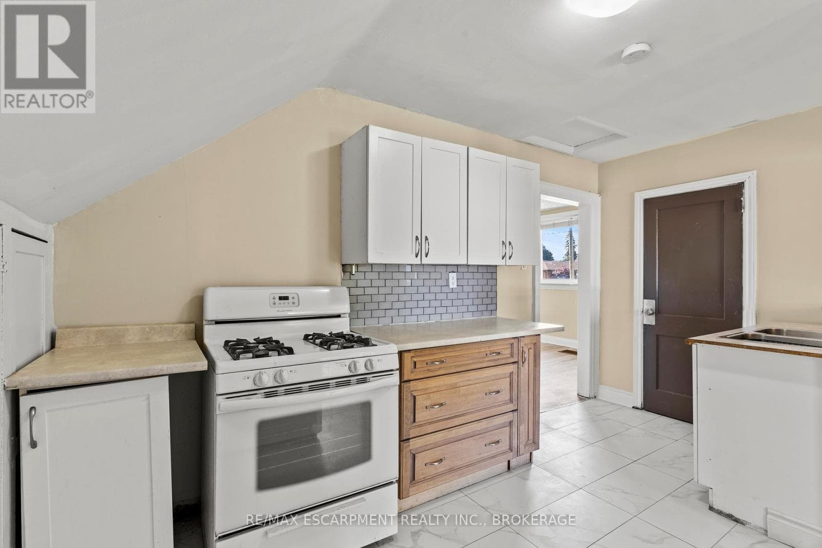 Multi-family at Upper- 1 West Street, Thorold (Thorold Downtown), Ontario - Photo 6 - RE/MAX Garden City Realty