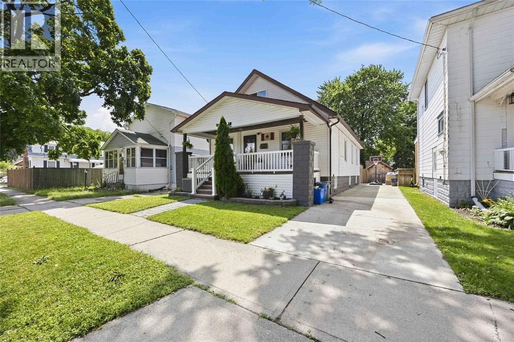 Single Family at 251 HARKNESS Street, Sarnia, Ontario - Photo 4 - RE/MAX Garden City Realty