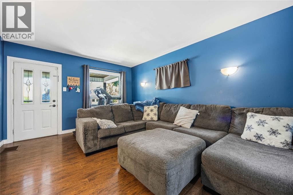 Single Family at 251 HARKNESS Street, Sarnia, Ontario - Photo 7 - RE/MAX Garden City Realty