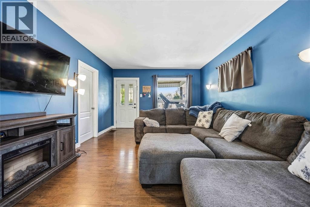 Single Family at 251 HARKNESS Street, Sarnia, Ontario - Photo 9 - RE/MAX Garden City Realty