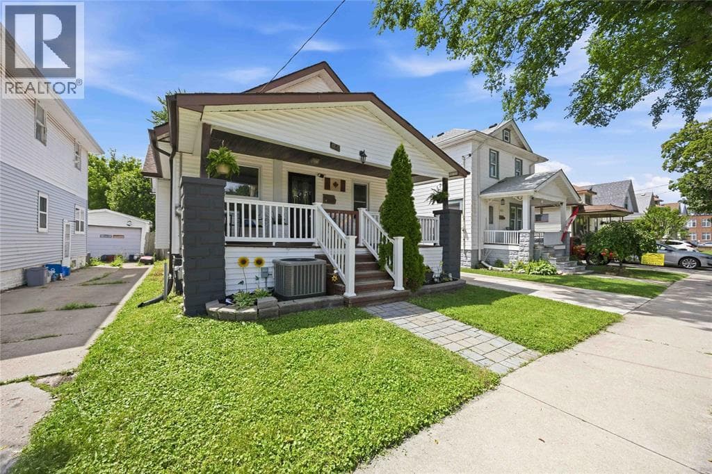 Single Family at 251 HARKNESS Street, Sarnia, Ontario - Photo 3 - RE/MAX Garden City Realty