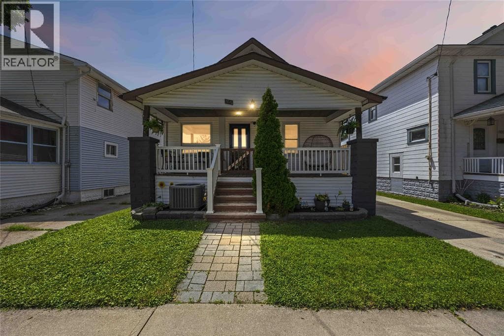 Single Family at 251 HARKNESS Street, Sarnia, Ontario - Photo 2 - RE/MAX Garden City Realty
