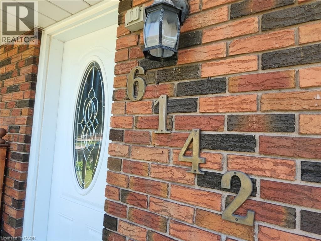 Single Family at 6142 SCOTT Street, Niagara Falls, Ontario - Photo 3 - RE/MAX Garden City Realty
