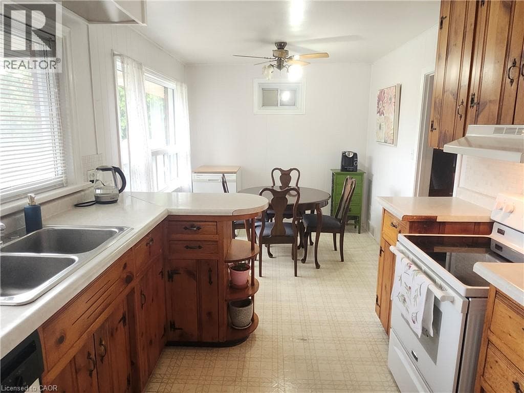 Single Family at 6142 SCOTT Street, Niagara Falls, Ontario - Photo 7 - RE/MAX Garden City Realty