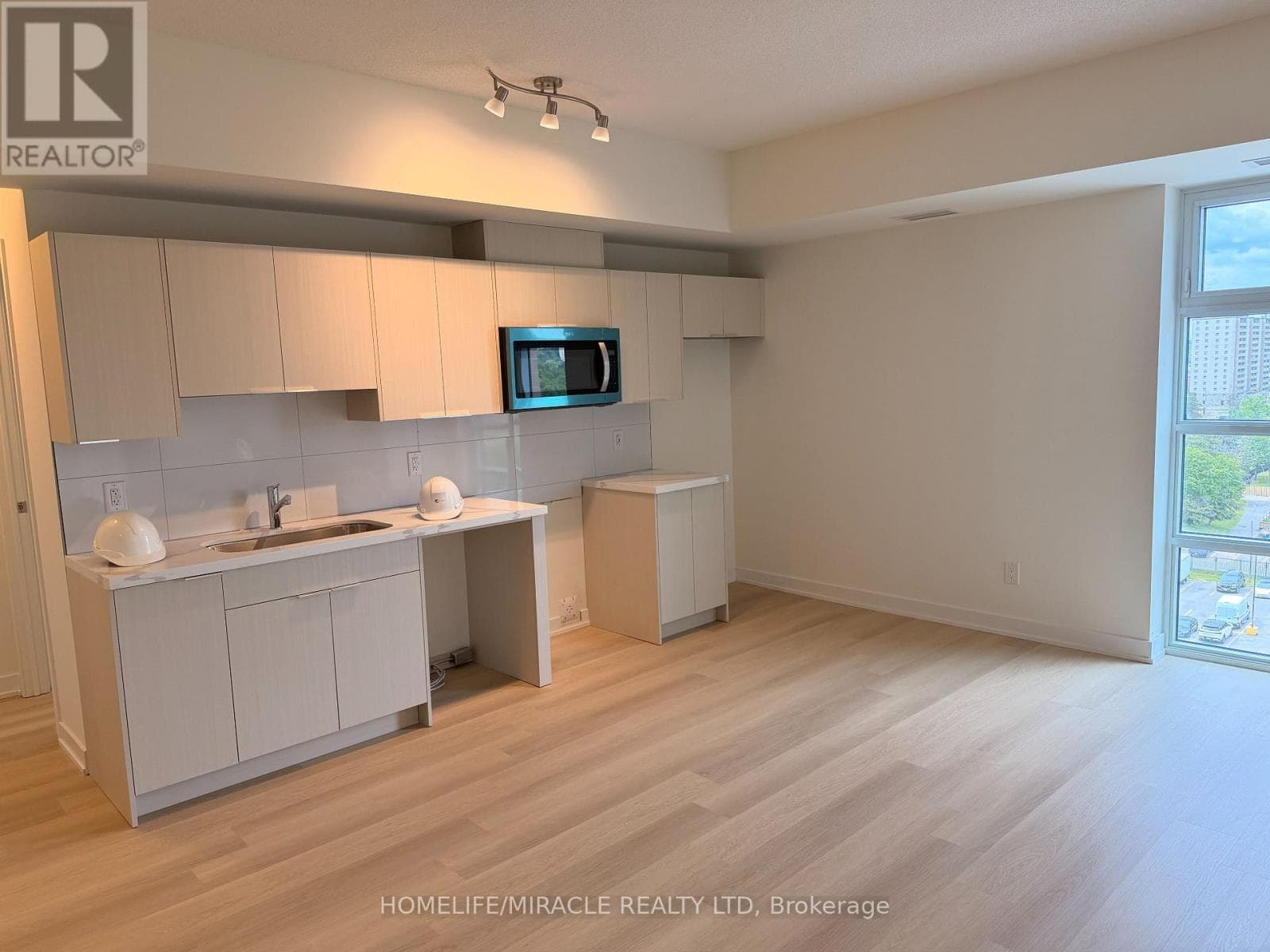Single Family at 903- 2825 Jane Street, Toronto (Glenfield-Jane Heights), Ontario - Photo 2 - RE/MAX Garden City Realty