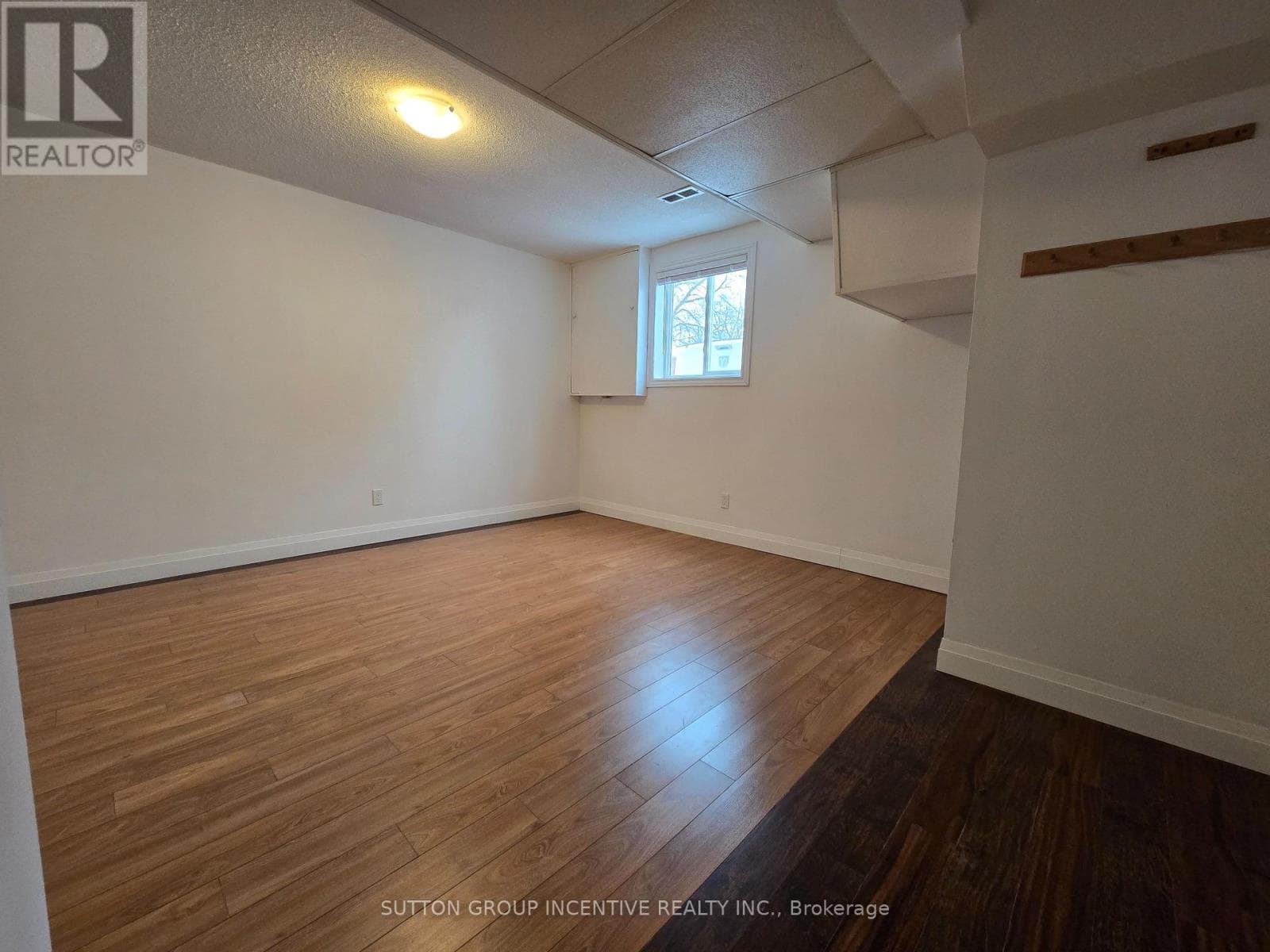 Single Family at Lower- 211 Cliff Road, Barrie (South Shore), Ontario - Photo 6 - RE/MAX Garden City Realty