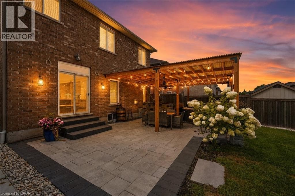 Single Family at 58 PEACH TREE Lane, Grimsby, Ontario - Photo 3 - RE/MAX Garden City Realty
