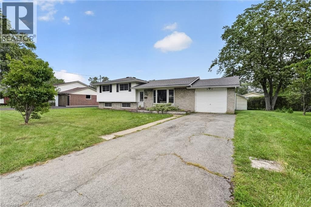 Single Family at 978 FERNDALE Avenue, Fort Erie, Ontario - Photo 2 - RE/MAX Garden City Realty