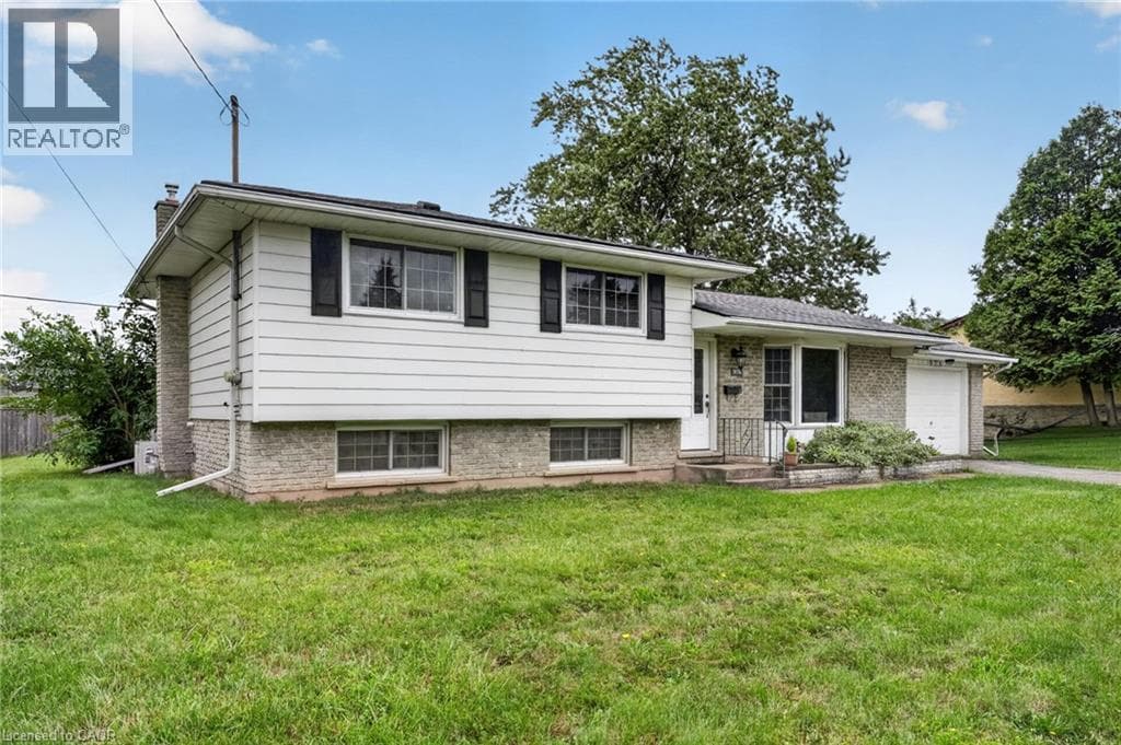 Single Family at 978 FERNDALE Avenue, Fort Erie, Ontario - Photo 3 - RE/MAX Garden City Realty