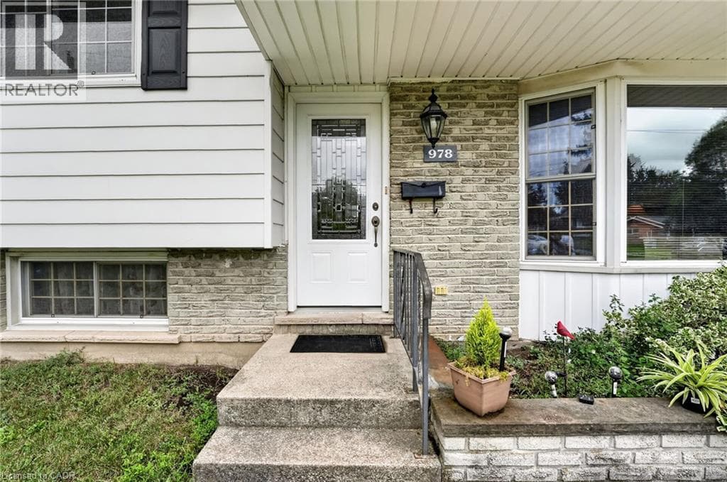 Single Family at 978 FERNDALE Avenue, Fort Erie, Ontario - Photo 4 - RE/MAX Garden City Realty