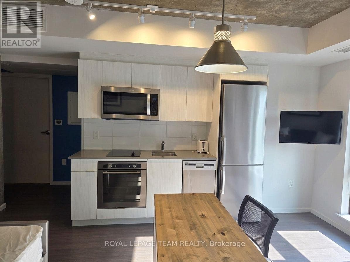 Single Family at 1118- 105 Champagne Avenue, Ottawa, Ontario - Photo 6 - RE/MAX Garden City Realty