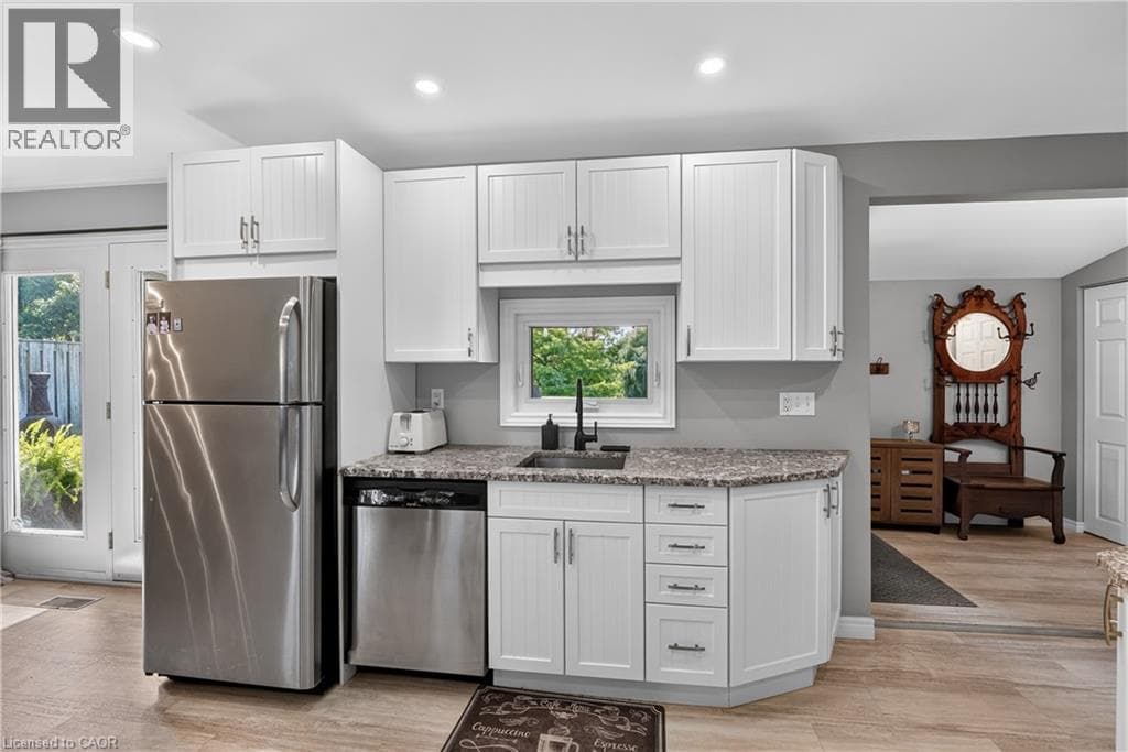 Single Family at 124 WOLVERTON Road, Grimsby, Ontario - Photo 7 - RE/MAX Garden City Realty