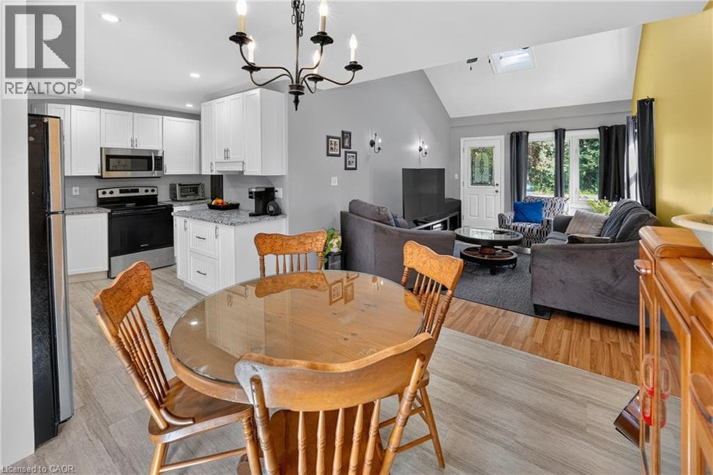 Single Family at 124 WOLVERTON Road, Grimsby, Ontario - Photo 10 - RE/MAX Garden City Realty