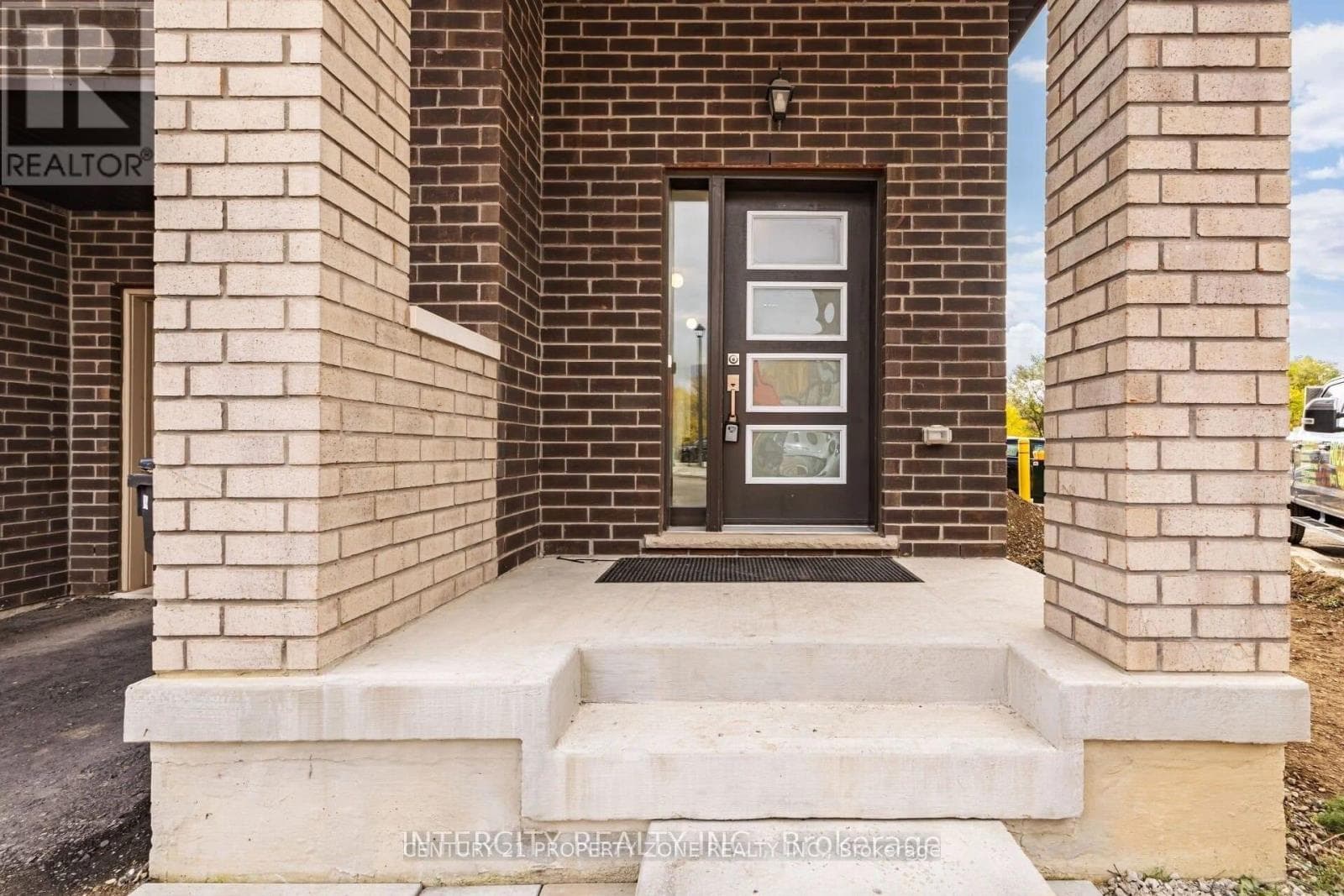 Single Family at 2 Queenpost Drive, Brampton (Credit Valley), Ontario - Photo 4 - RE/MAX Garden City Realty