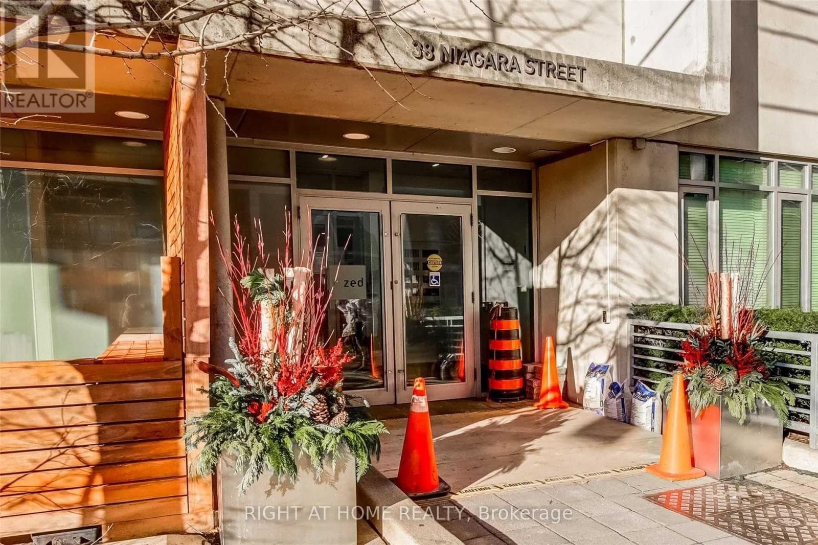 Single Family at 304- 38 Niagara Street, Toronto (Niagara), Ontario - Photo 10 - RE/MAX Garden City Realty