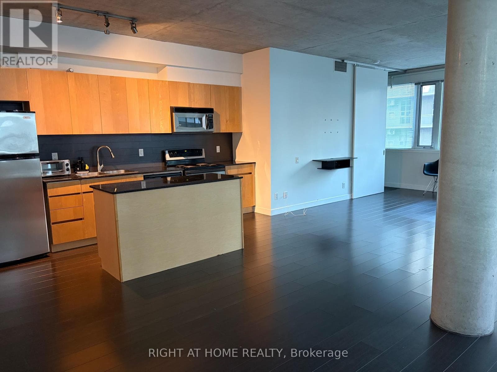 Single Family at 304- 38 Niagara Street, Toronto (Niagara), Ontario - Photo 5 - RE/MAX Garden City Realty