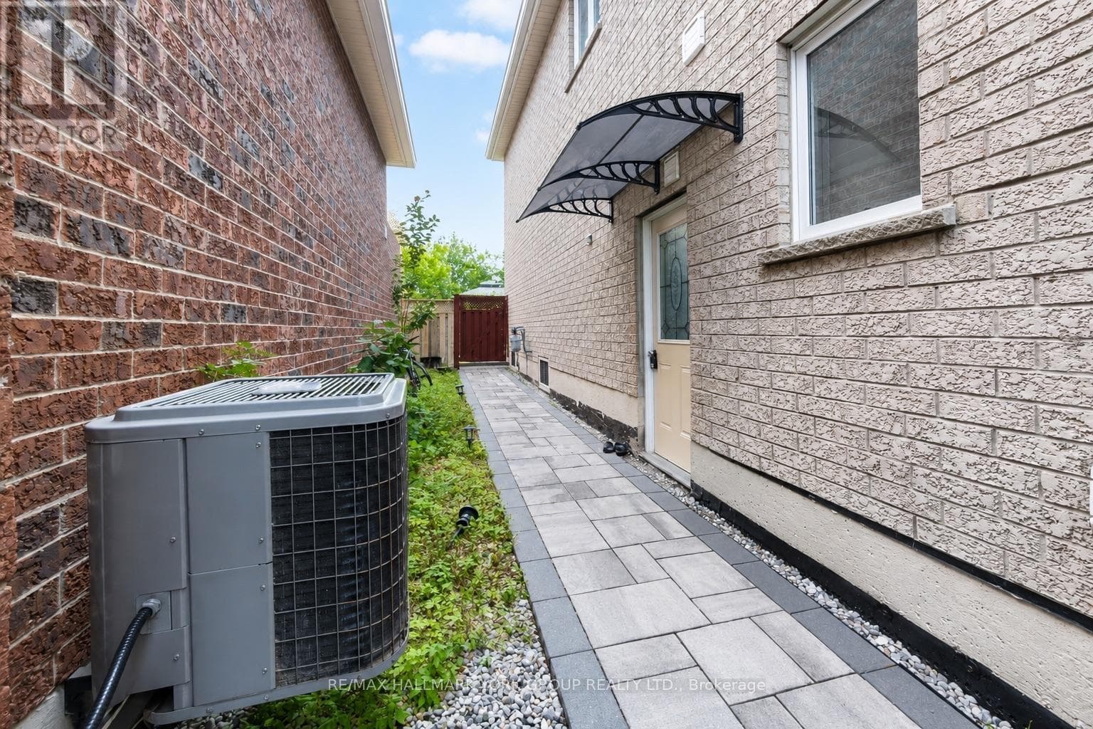Single Family at 33 Deerwood Crescent, Richmond Hill (Oak Ridges), Ontario - Photo 2 - RE/MAX Garden City Realty