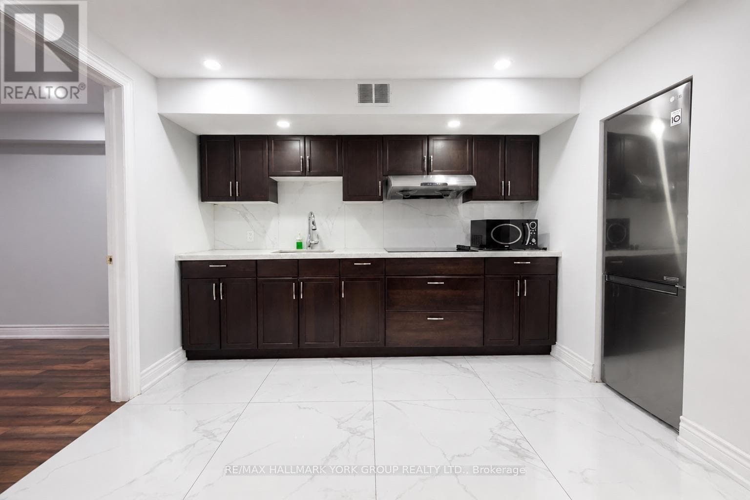 Single Family at 33 Deerwood Crescent, Richmond Hill (Oak Ridges), Ontario - Photo 3 - RE/MAX Garden City Realty