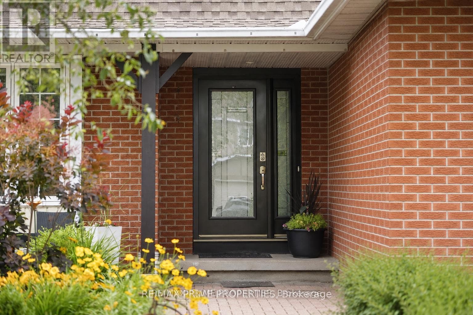 Single Family at 1009 Driftwood Crescent, Ottawa, Ontario - Photo 2 - RE/MAX Garden City Realty
