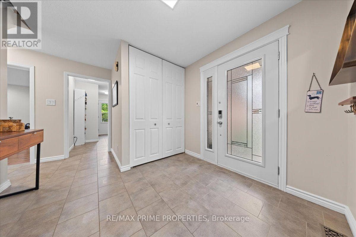 Single Family at 1009 Driftwood Crescent, Ottawa, Ontario - Photo 4 - RE/MAX Garden City Realty