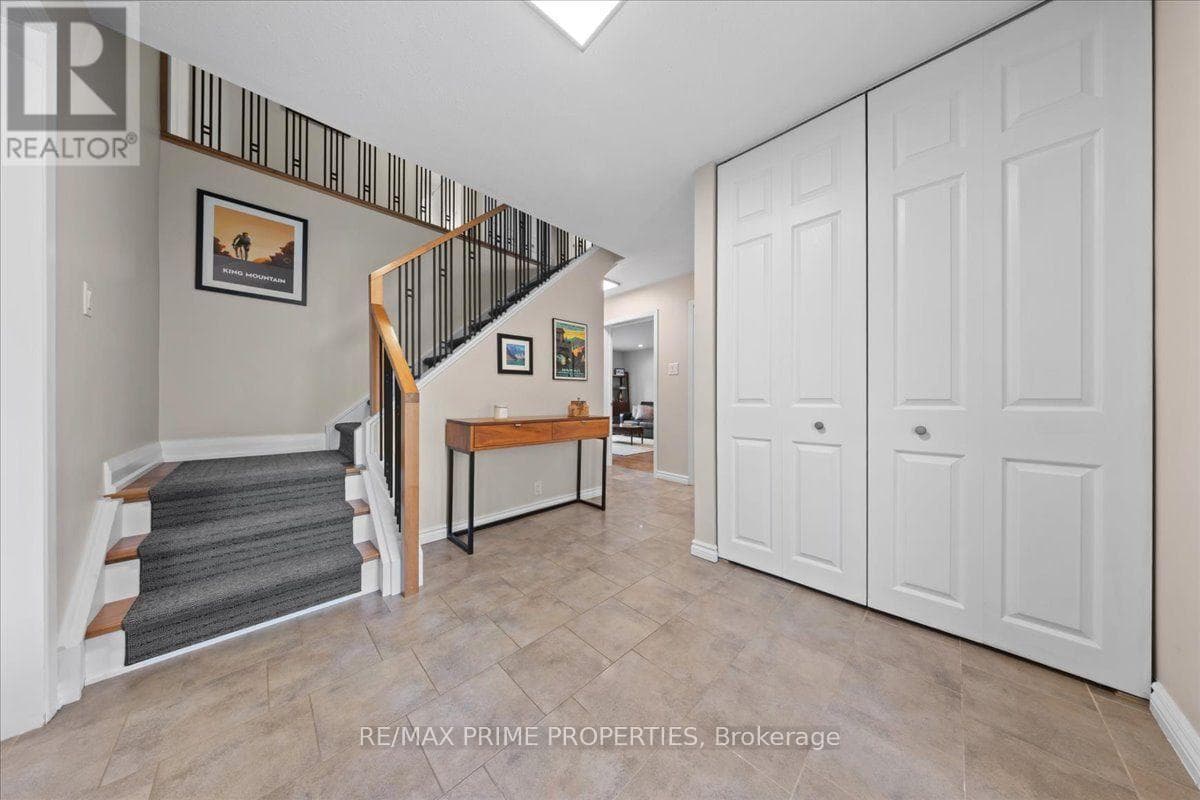 Single Family at 1009 Driftwood Crescent, Ottawa, Ontario - Photo 5 - RE/MAX Garden City Realty