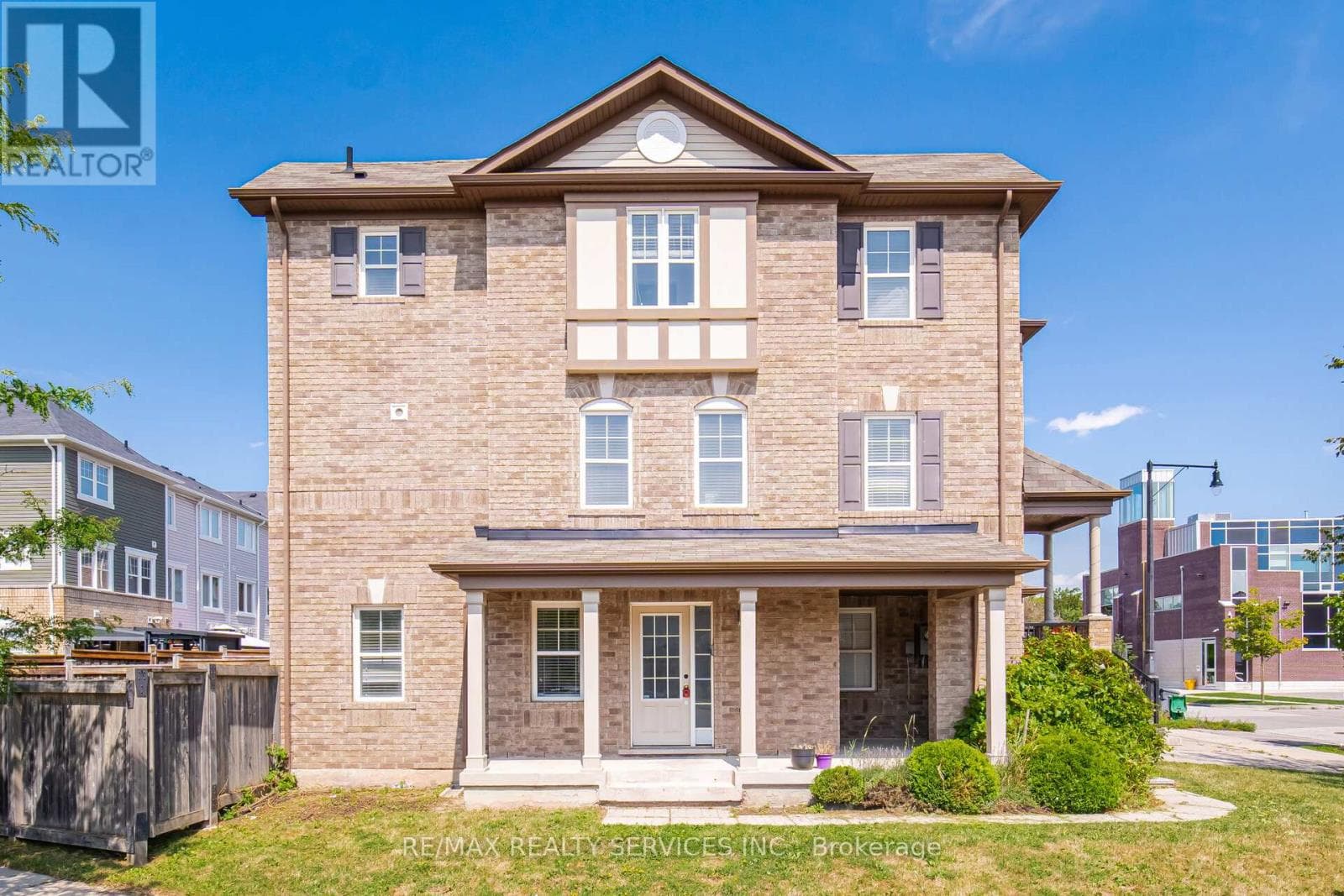 Single Family at 6 Viewforth Road, Brampton (Northwest Brampton), Ontario - Photo 2 - RE/MAX Garden City Realty