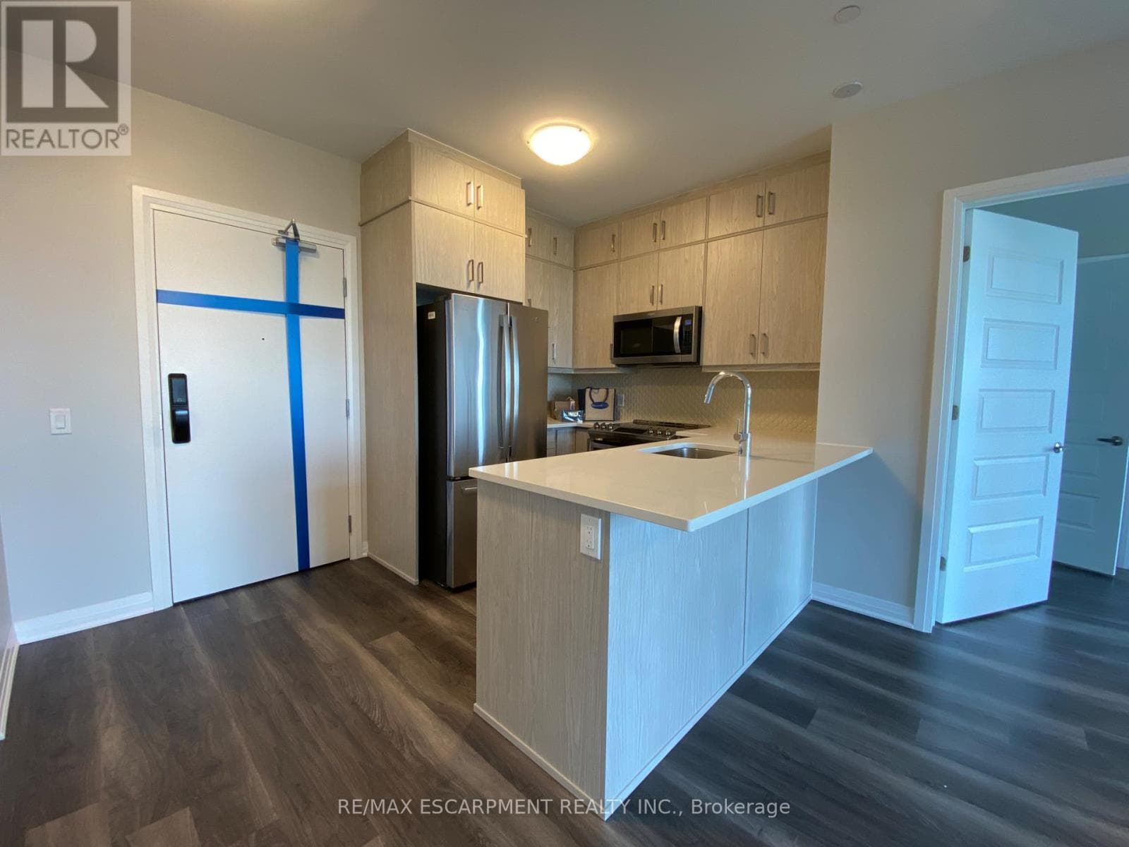 Single Family at 507- 95 Dundas Street, Oakville (GO Glenorchy), Ontario - Photo 8 - RE/MAX Garden City Realty