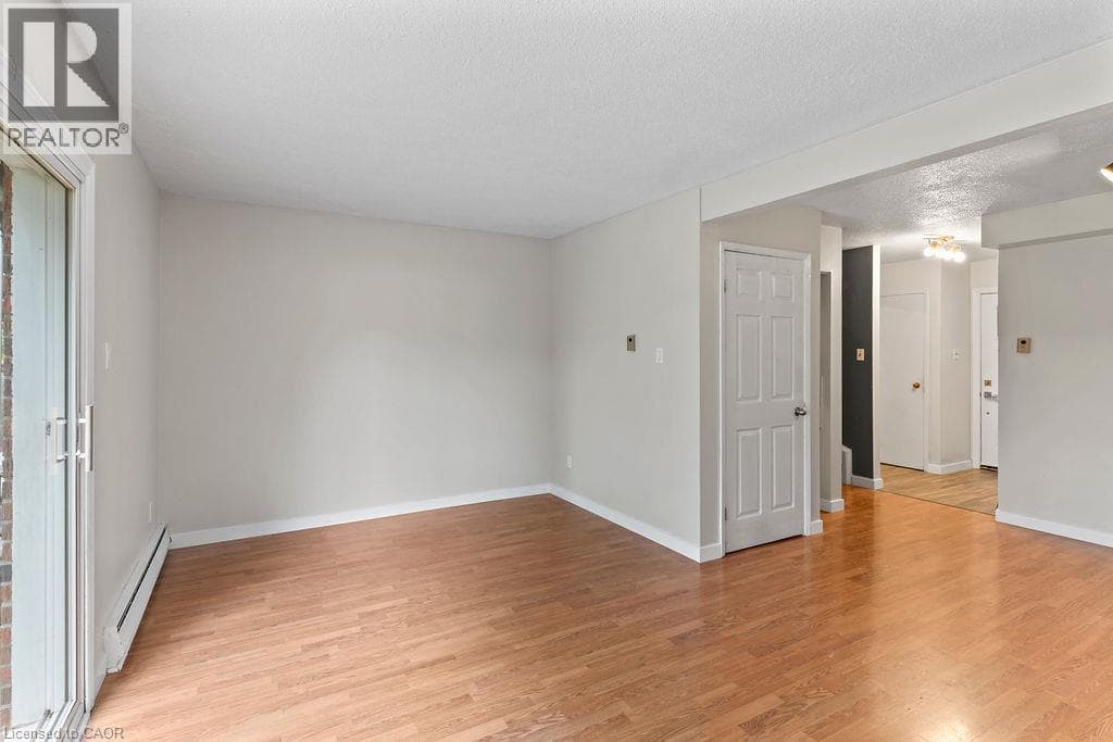 Single Family at 34- 125 LIVINGSTON Avenue, Grimsby, Ontario - Photo 10 - RE/MAX Garden City Realty