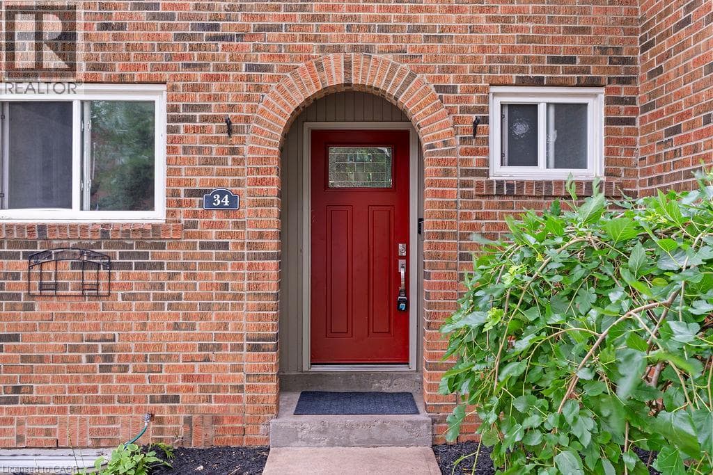 Single Family at 34- 125 LIVINGSTON Avenue, Grimsby, Ontario - Photo 2 - RE/MAX Garden City Realty
