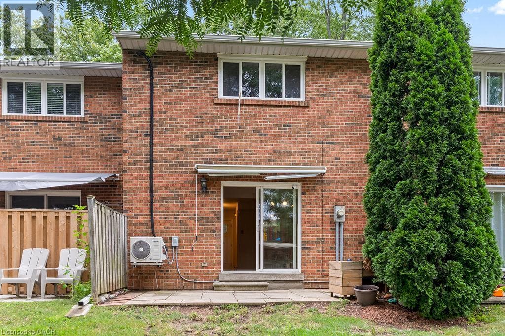 Single Family at 34- 125 LIVINGSTON Avenue, Grimsby, Ontario - Photo 4 - RE/MAX Garden City Realty