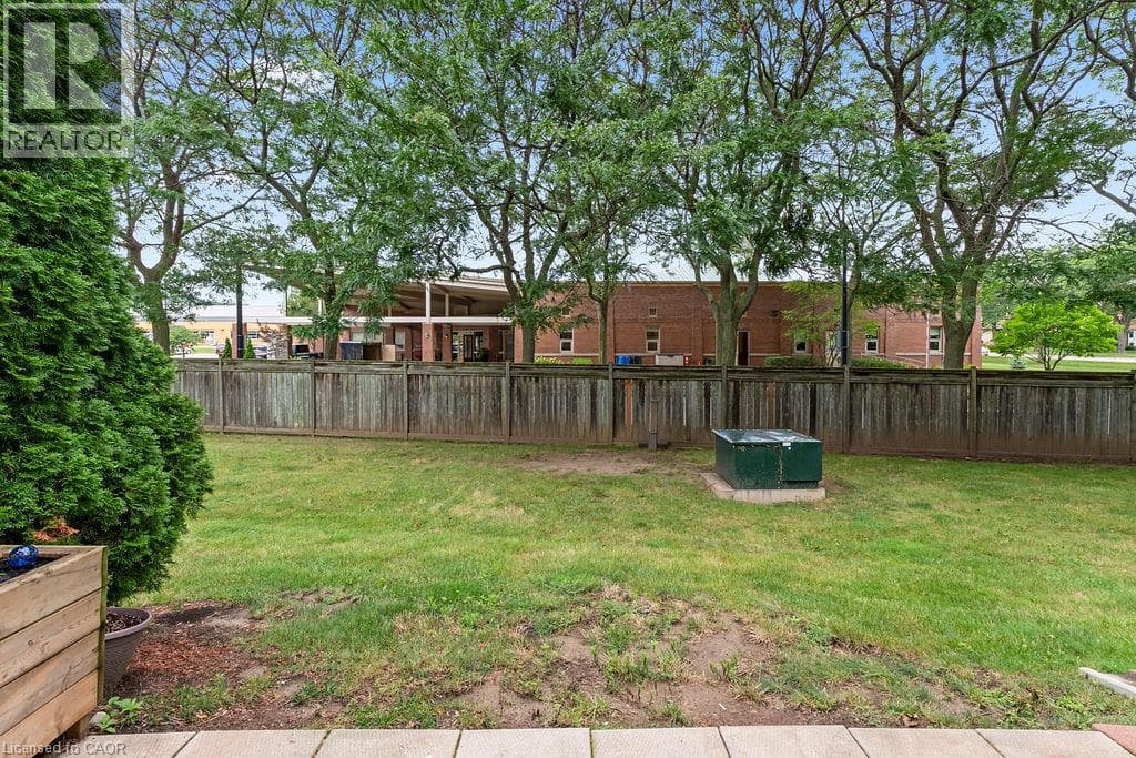 Single Family at 34- 125 LIVINGSTON Avenue, Grimsby, Ontario - Photo 6 - RE/MAX Garden City Realty