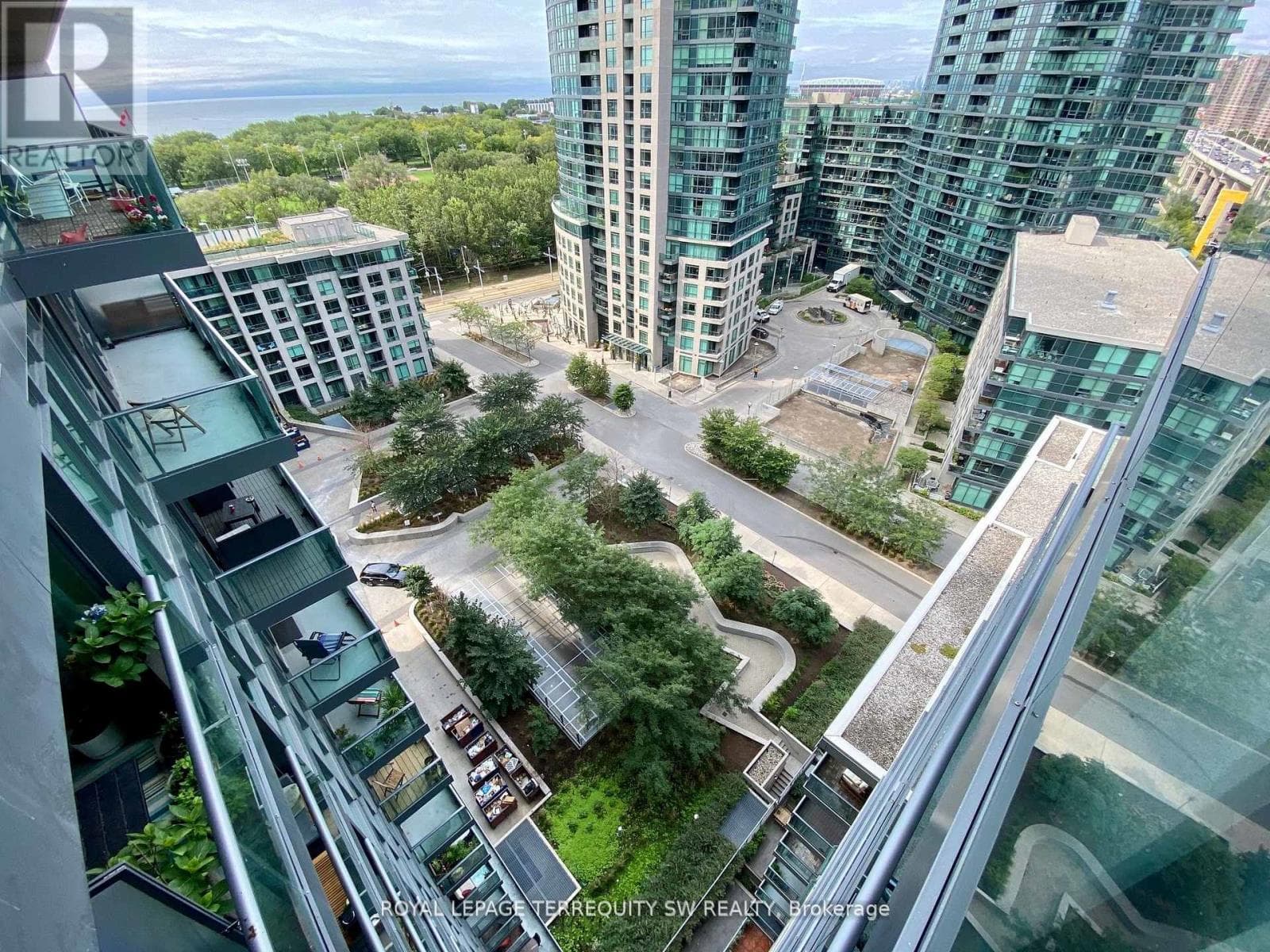 Single Family at 1458- 209 Fort York Boulevard, Toronto (Niagara), Ontario - Photo 10 - RE/MAX Garden City Realty