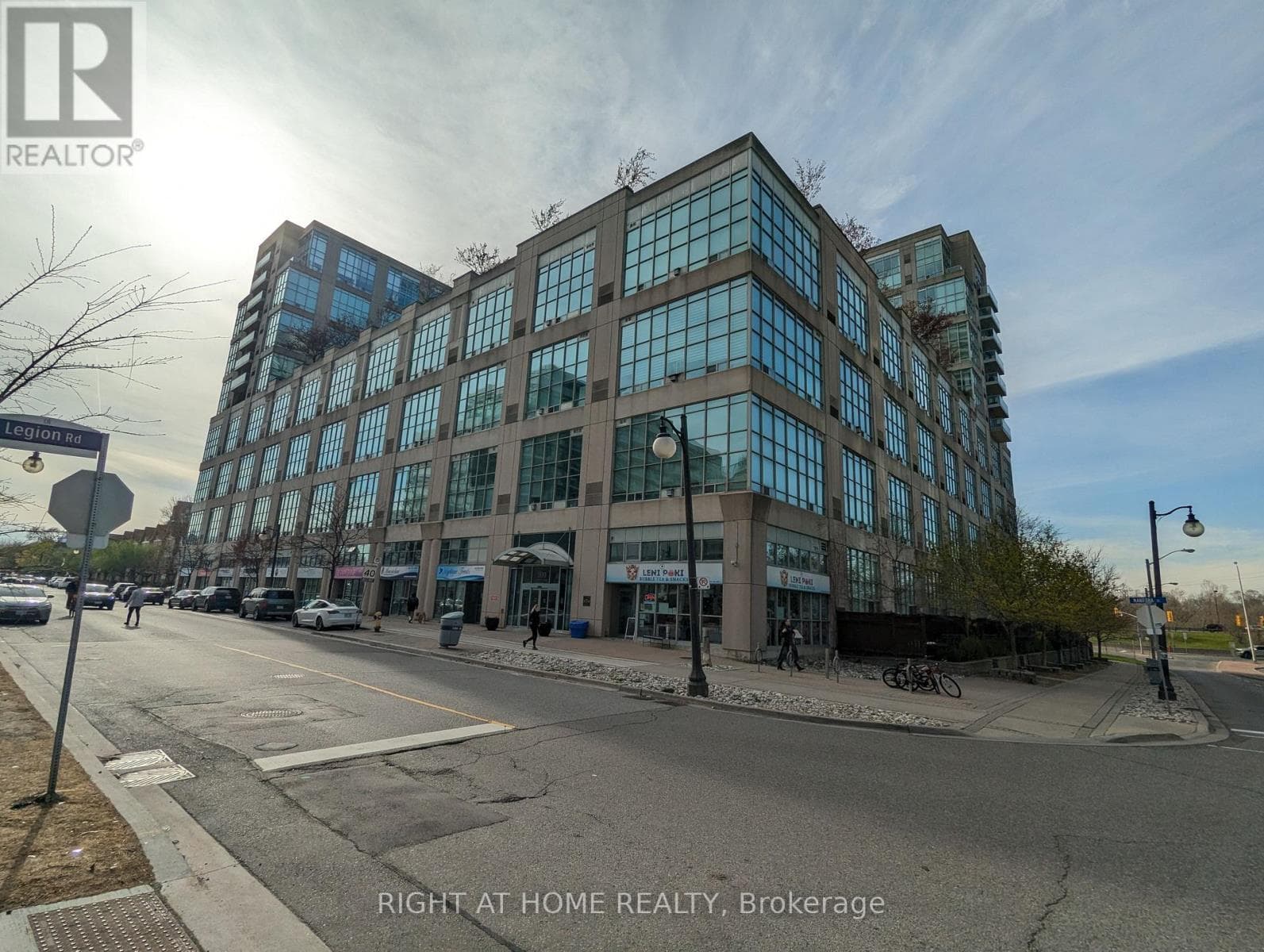 Single Family at 215- 300 Manitoba Street, Toronto (Mimico), Ontario - Photo 3 - RE/MAX Garden City Realty