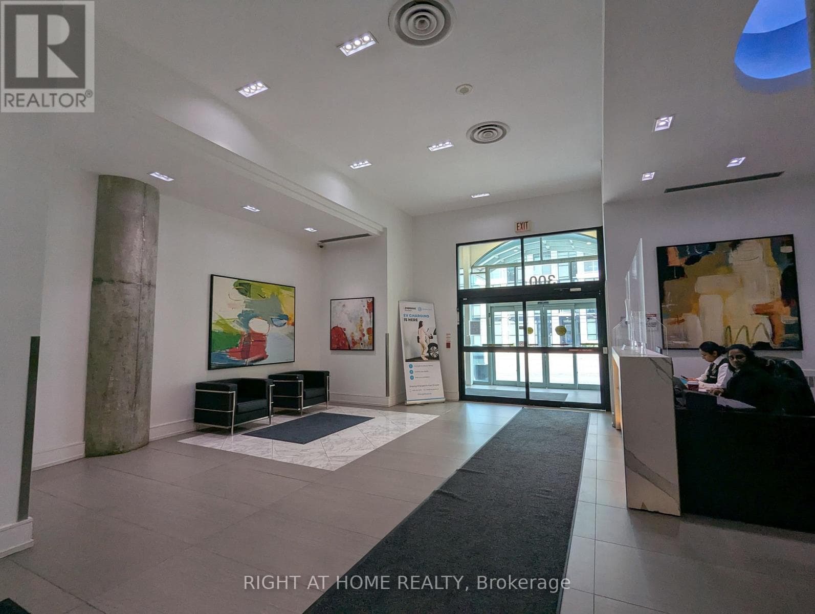Single Family at 215- 300 Manitoba Street, Toronto (Mimico), Ontario - Photo 7 - RE/MAX Garden City Realty