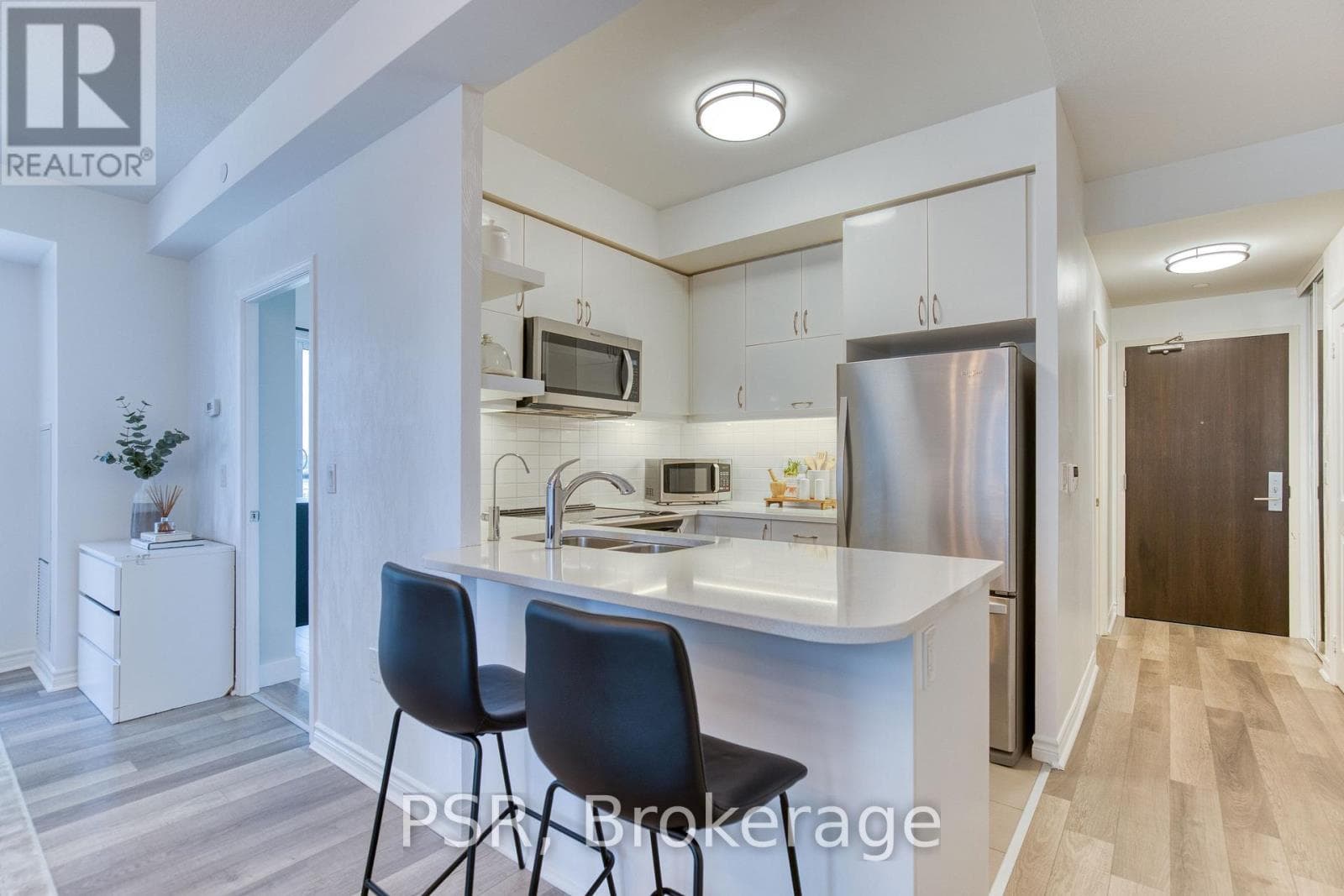 Single Family at 905- 39 Annie Craig Avenue, Toronto (Mimico), Ontario - Photo 6 - RE/MAX Garden City Realty