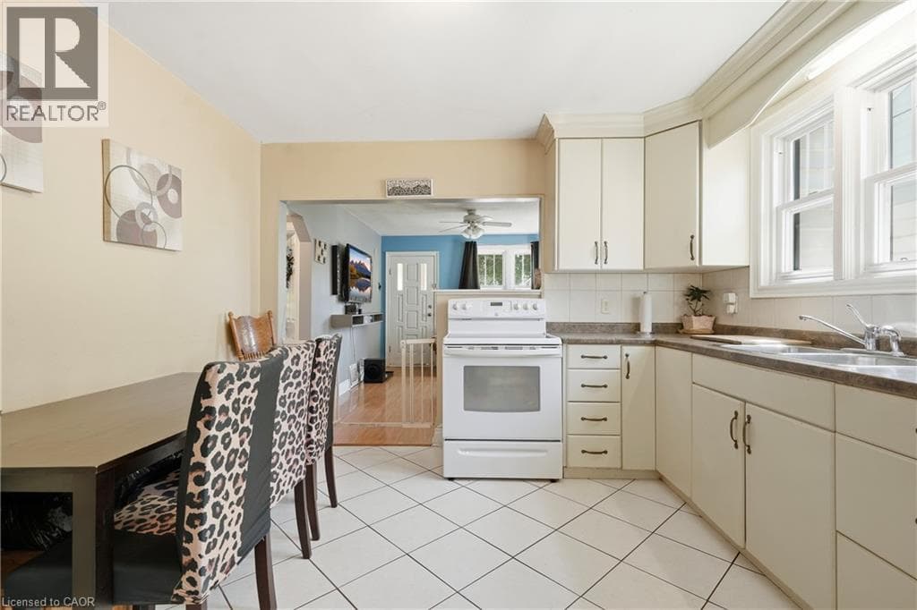 Single Family at 13 PRESTWICK Avenue, St. Catharines, Ontario - Photo 7 - RE/MAX Garden City Realty