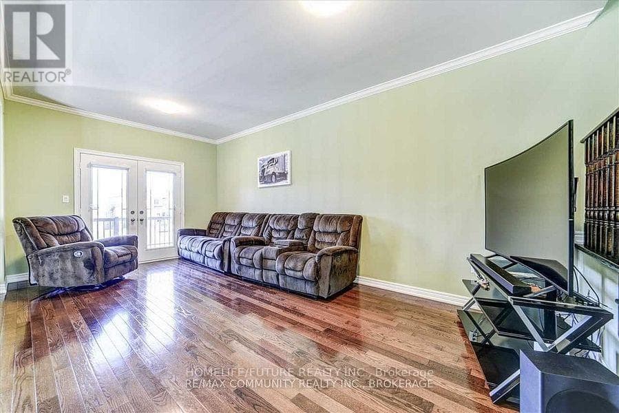 Single Family at 84 Wimbledon Court, Whitby (Williamsburg), Ontario - Photo 4 - RE/MAX Garden City Realty