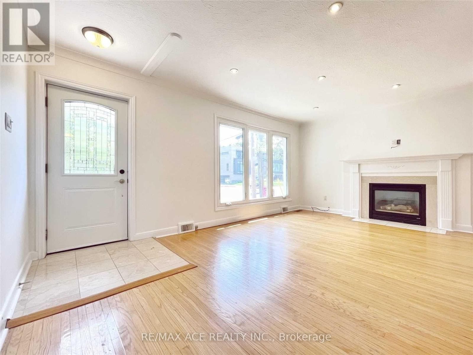 Single Family at Main- 246 Horsham Avenue, Toronto (Willowdale West), Ontario - Photo 3 - RE/MAX Garden City Realty