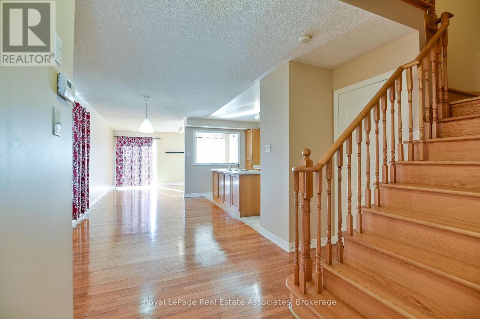 Single Family at 354 Oaktree Circle, Mississauga (Meadowvale Village), Ontario - Photo 3 - RE/MAX Garden City Realty
