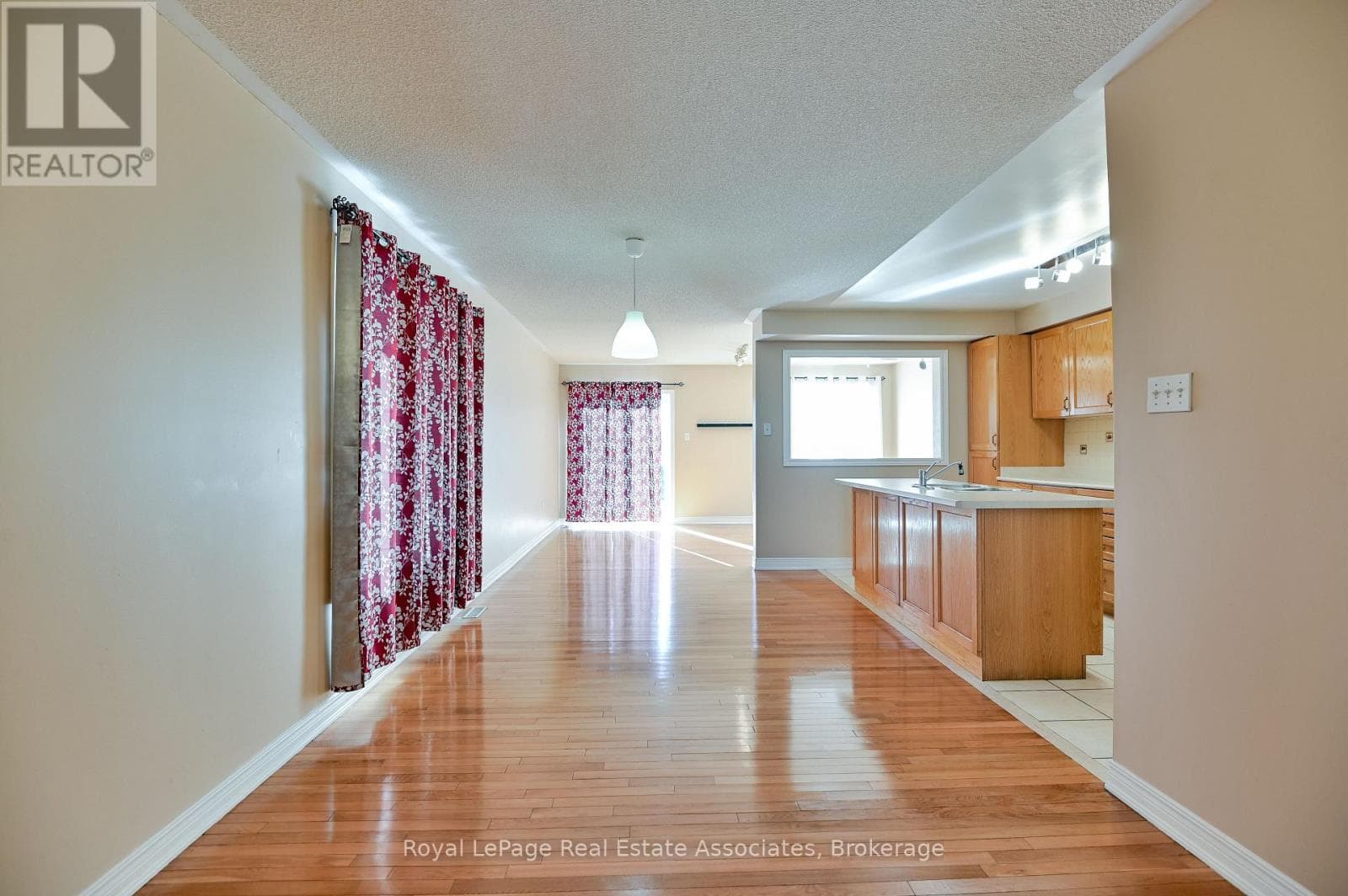 Single Family at 354 Oaktree Circle, Mississauga (Meadowvale Village), Ontario - Photo 4 - RE/MAX Garden City Realty