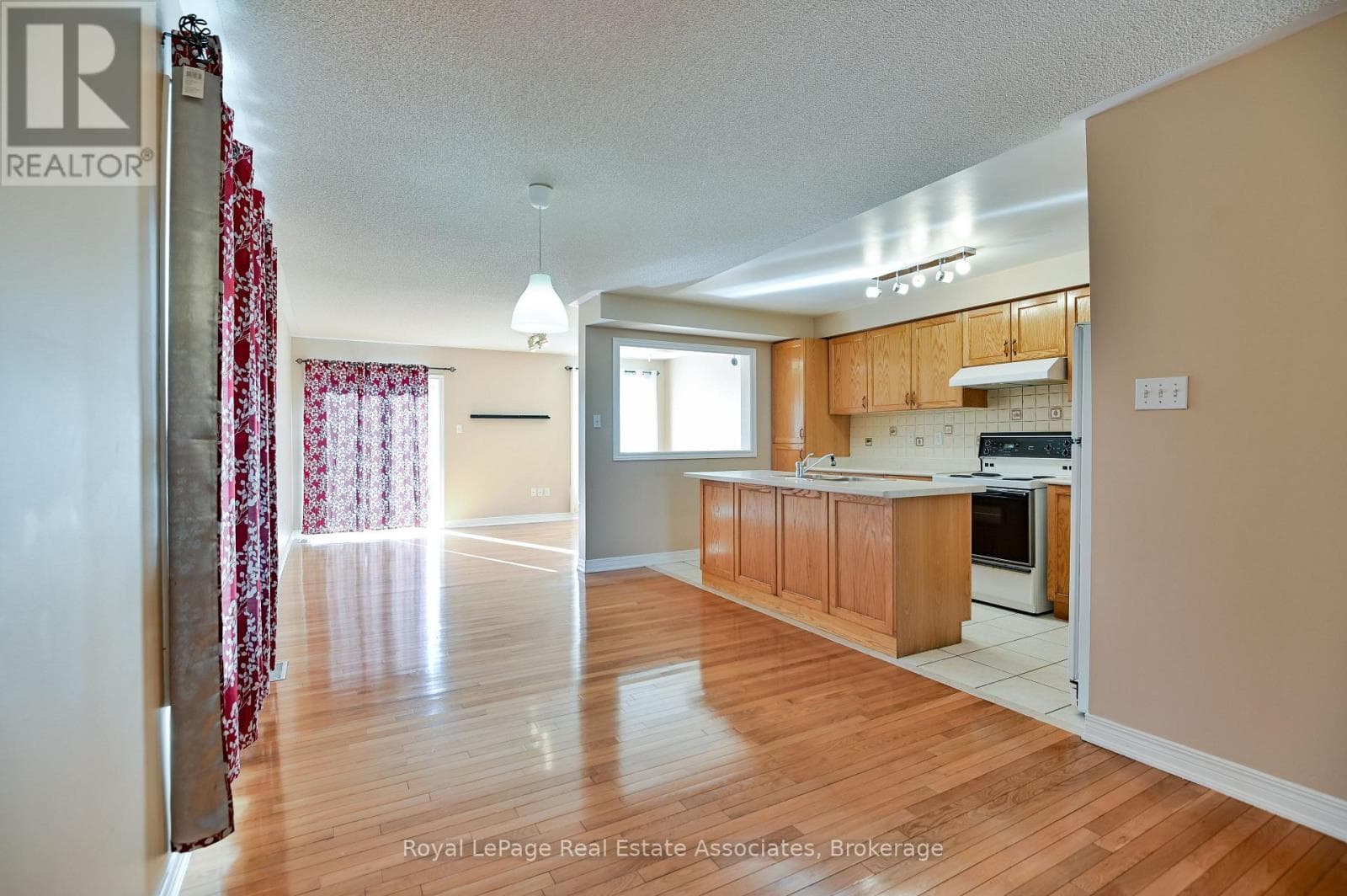 Single Family at 354 Oaktree Circle, Mississauga (Meadowvale Village), Ontario - Photo 5 - RE/MAX Garden City Realty